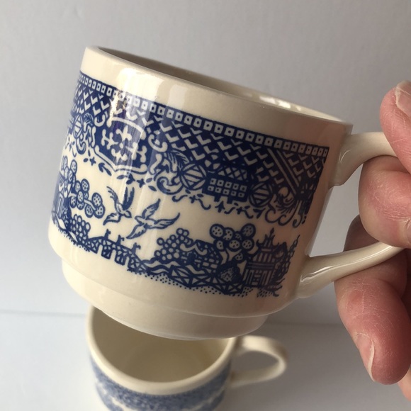Vintage Pair Of Blue Willow Nesting Coffee Tea Mugs USA - Picture 4 of 16